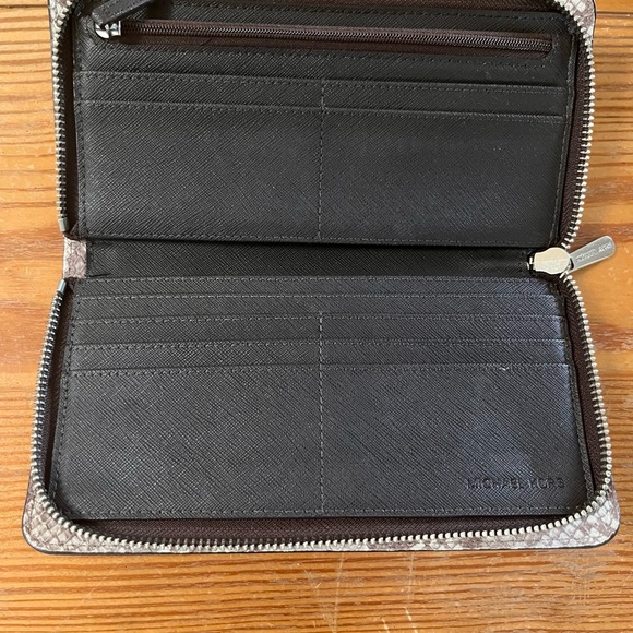 Michael Kors zip around snake print wallet - Picture 3 of 3
